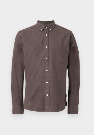 Camisa marrón de botones con mangas largas, hecha de tela texturizada. Cuenta con un bolsillo en el pecho y cierres de botones blancos en la parte frontal.