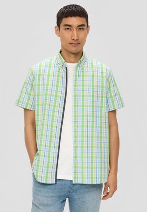 Korte mouwen, knoopsluiting shirt in groen en blauw ruitpatroon met een kraag en borstzak, gedragen over een wit T-shirt.