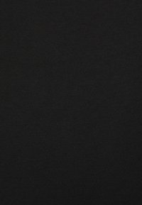 Tessuto nero, texture liscia, tessuto uniformemente intrecciato, senza motivi o dettagli hardware, che mostra un colore solido su tutta la superficie.