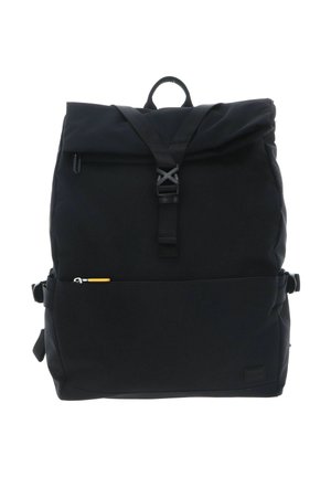 Sac à dos noir en tissu durable, doté d'une fermeture roulante, de bretelles réglables et d'une poche avant zippée avec une languette jaune.