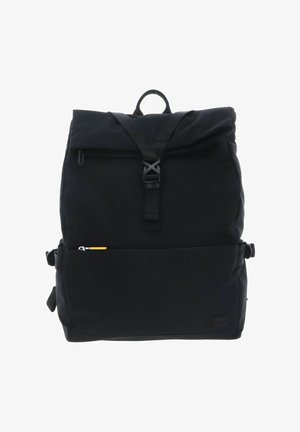 Sac à dos noir en tissu durable, doté d'une fermeture roulante, de bretelles réglables et d'une poche avant zippée avec une languette jaune.