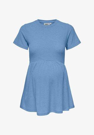 Haut de maternité bleu clair côtelé à manches courtes, avec un col rond et une taille empire froncée pour une coupe ample.