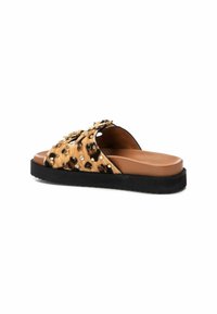 Sandali a slide con stampa leopardata tan e nera, decorati con accenti dorati e una suola nera spessa, dotati di una soletta in pelle liscia.