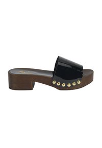 Zwarte patenten leren slide sandaal met een brede band, houten plateau en goudkleurige studs langs de zijkant. Blokhak ontwerp.