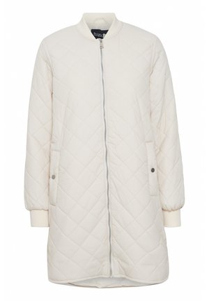 Giacca lunga imbottita bianca con collo aderente, zip frontale e tasche laterali. Polsini elasticizzati e texture liscia.