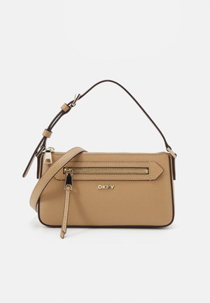 Beige Handtasche aus Kunstleder mit abnehmbarem Schulterriemen, ausgestattet mit einer Reißverschlusstasche auf der Vorderseite und goldfarbenen Beschlägen. Mit Markenlogo auf der Vorderseite.