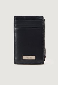 Melnas ādas maks ar vairākām kartes kabatām, ar rāvējslēdzēja nodalījumu un metālisku Calvin Klein logo plāksni priekšpusē.