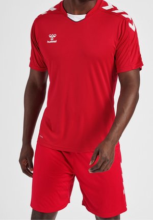 Rode sporttrui met V-hals, korte mouwen en witte accenten op de schouders; bijpassende rode shorts; gemaakt van lichtgewicht stof.