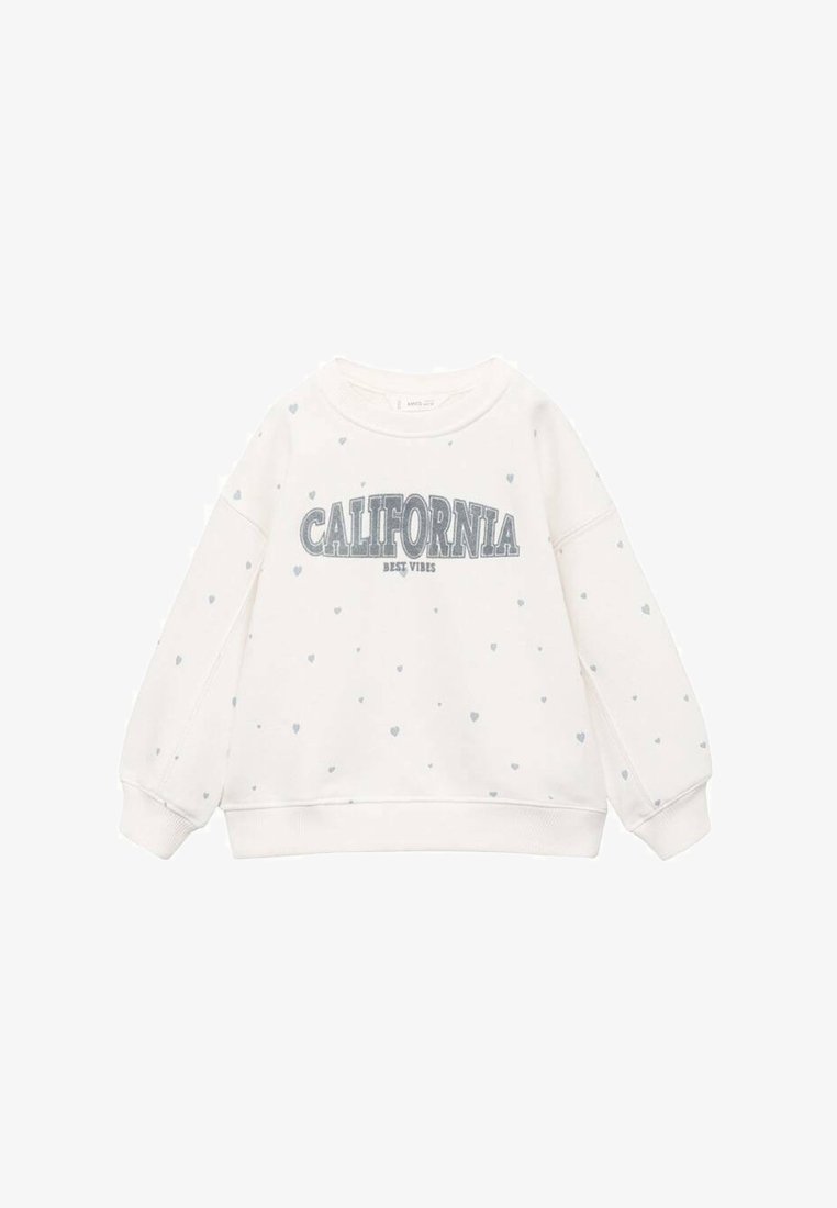 Biely sveter s svetlomodrými srdiečkovými vzormi, s okrúhlym výstrihom, dlhými rukávmi a tučným nápisom "CALIFORNIA BEST VIBES".