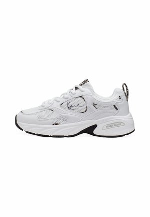 Baskets blanches d’athlétisme avec panneaux en mesh et cuir, accents noirs sur la semelle, détails imprimés léopard et marquage "Karl Kani" sur le côté et le talon.