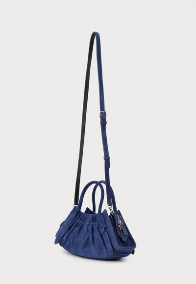 Sinise seemisnahast käekott, millel on kogutud disain, kaks ülemist käepidet, reguleeritav must rihm ja väike lukuga tasku küljes.