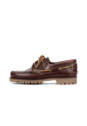 Zapato náutico de cuero marrón con cordones color marrón claro, detalles cosidos y una suela gruesa de goma con surcos profundos.
