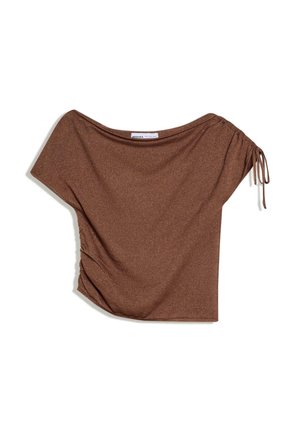 Barna rövid ujjú felső csillogó anyagból, csónaknyakkivágással, oldalán redőzéssel és állítható húzózsinór részlettel a jobb vállon.