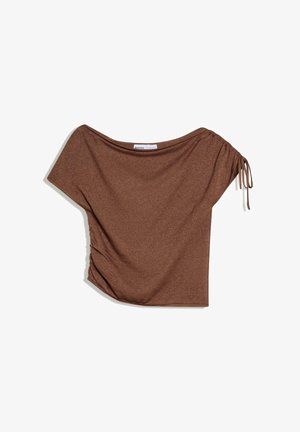 Barna rövid ujjú felső csillogó anyagból, csónaknyakkivágással, oldalán redőzéssel és állítható húzózsinór részlettel a jobb vállon.