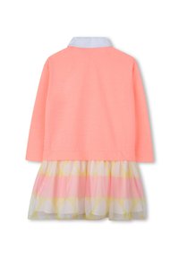 Robe à manches longues avec un haut corail et un col blanc, présentant une jupe en tulle superposée avec des motifs géométriques jaunes et roses.