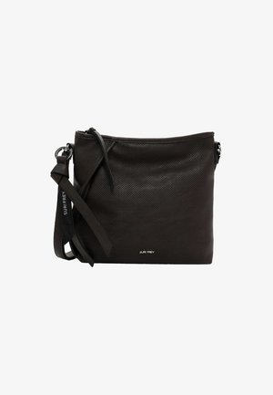 Schwarze Leder-Umhängetasche mit perforierter Textur, verstellbarem Trageriemen und dezentem Logodetail auf der Vorderseite. Einfache Reißverschlussöffnung.