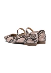 Ballerine a punta in un design a stampa serpente rosa e nera, con due cinturini alla caviglia e un tacco basso marrone. Materiale sintetico testurizzato.