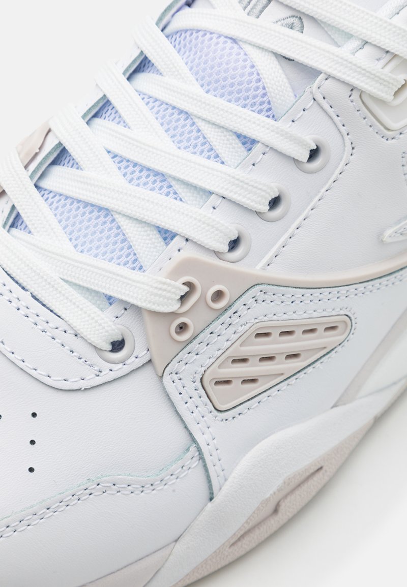 Weiße Sneaker mit einem glatten Lederobermaterial, Mesh-Zunge und strukturierten Akzenten. Enthält hellfarbige Ösen und mehrere Belüftungslöcher.