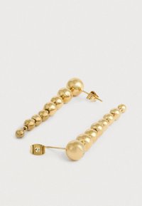 Náušnice v zlatom tónu s lineárnym dizajnom, ktoré obsahujú sériu graduovaných sférických korálkov, zakončené uzáverom na zadnej strane a detailom akcentu.