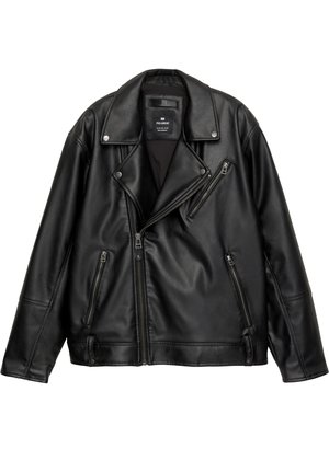 Crna kožna motoristička jakna s oštrim ovratnikom, višestrukim patentnim zatvaračima i elegantnim završetkom. Ima akcentne elemente od srebrne boje.