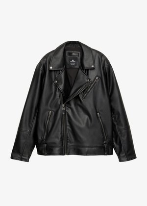 Giubbotto da motociclista in pelle nera con colletto a punte, numerose tasche con zip e una finitura elegante. Presenta dettagli in metallo argentato.