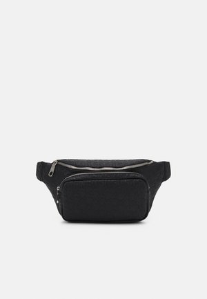 Zwarte heuptas met gestructureerde stof, voorzien van een hoofdvak met ritssluiting en een kleinere voorzak, beide met zilverkleurige metalen accenten.