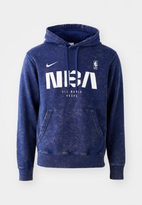 Hoodie bleu marine en tissu doux, avec une poche kangourou à l'avant, logo NBA blanc et texte "ALL WORLD HOOPS" en lettres majuscules.