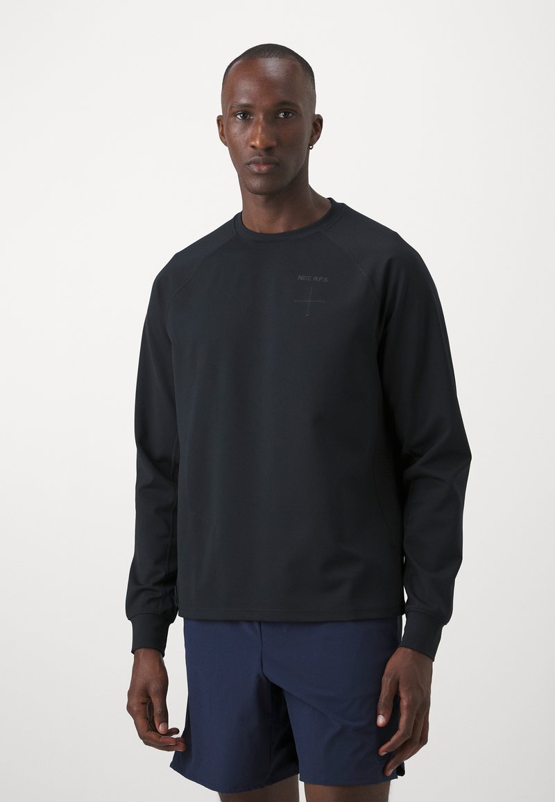 Sudadera negra de manga larga con cuello redondo, mangas raglán y un sutil detalle de logo en el pecho. Textura suave, corte relajado.