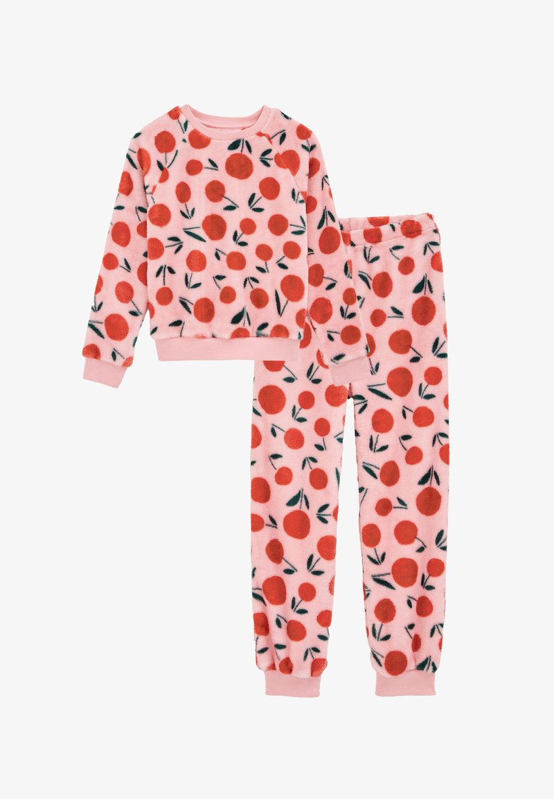 Rózsaszín, bolyhos pizsama szett, amely egy kereknyakú felsőből és elasztikus derekú nadrágból áll, mindkét darabon piros pöttyös mintával.