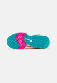 Semelle de chaussure avec des couleurs vibrantes turquoise, rose et vert clair. Motifs de préhension texturés et un design en diamant au centre.