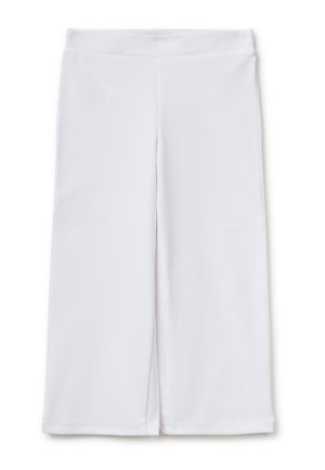 Białe spodnie z szerokimi nogawkami, z płaskim pasem, luźnym krojem, bez widocznych kieszeni ani zdobień na białym tle.