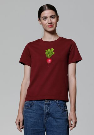 Bordeaux-kleurige katoenen t-shirt met een grafisch ontwerp van een radijs met groene bladeren in het midden. Het ontwerp is eenvoudig en casual met korte mouwen.