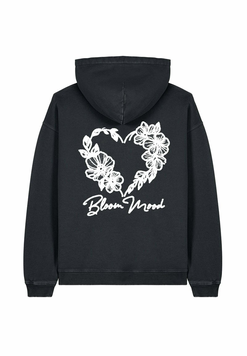 Felpa nera con un grande design a cuore floreale bianco e il testo "Bloom Mood" stampato sotto. Presenta un cappuccio con cordini e polsini a coste.