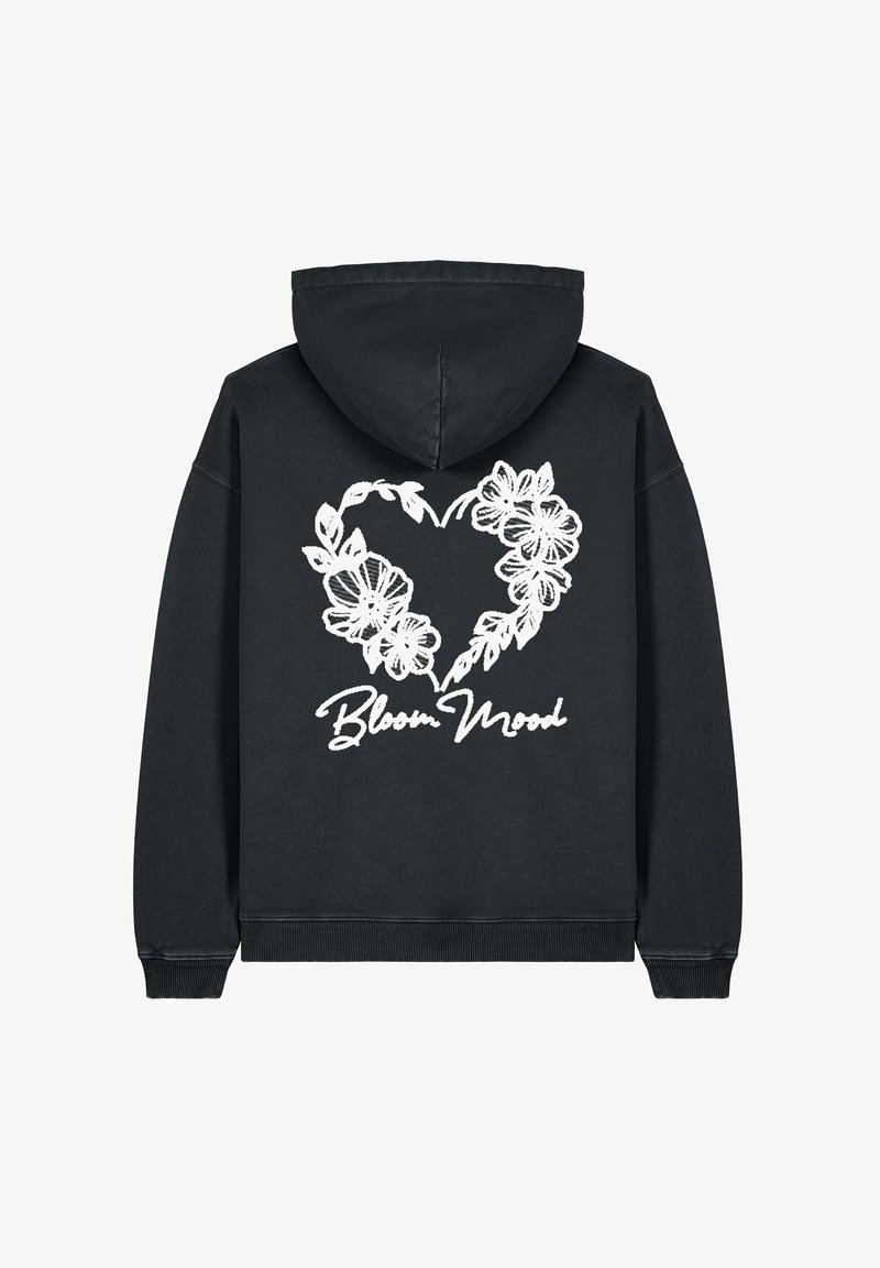 Sudadera negra con un gran diseño de corazón floral blanco y el texto "Bloom Mood" impreso debajo. Cuenta con una capucha con cordón y puños acanalados.
