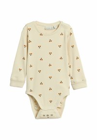 Crème-kleurige langemouwen baby rompertje met kleine oranje kersenpatronen, drukknoopjes bij de schouders en het kruis, en een geribbelde stofstructuur.