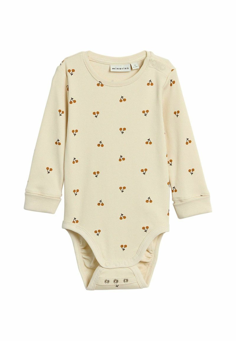 Crème-kleurige langemouwen baby rompertje met kleine oranje kersenpatronen, drukknoopjes bij de schouders en het kruis, en een geribbelde stofstructuur.