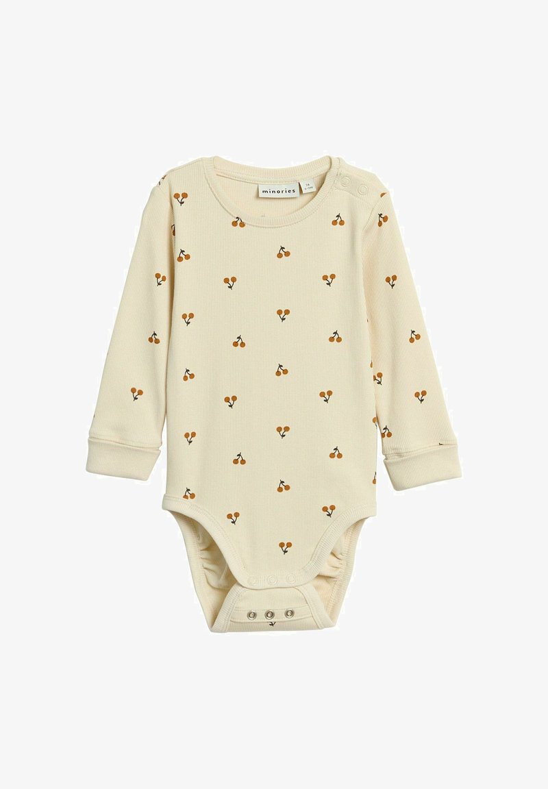 Crème-kleurige langemouwen baby rompertje met kleine oranje kersenpatronen, drukknoopjes bij de schouders en het kruis, en een geribbelde stofstructuur.