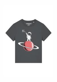 Grijze katoenen t-shirt met een astronaut die op een roze planeet staat met een witte ring, vergezeld van de tekst "Hi..." in het wit.