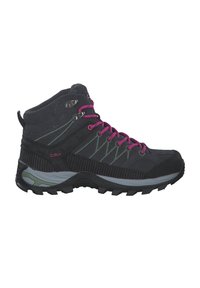 Stivale da trekking nero a metà altezza con lacci rosa, dettagli verdi e superficie texturizzata. Presenta una suola robusta per la trazione e occhielli metallici.