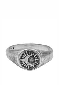 Sudraba gredzens ar apaļu dizainu, kurā attēlots saule un pusmēness motīvs. Teksturēta virsma ar izteiktām stariem un pulētām detaļām.