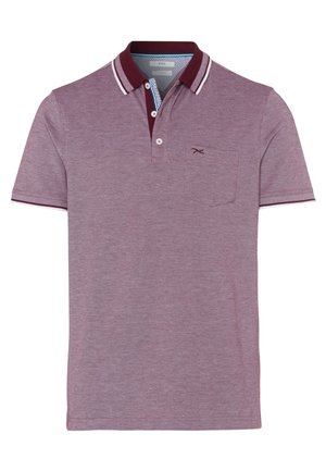 Polo mauve à manches courtes avec col et bordure des manches bordeaux, patte à trois boutons, poche poitrine et logo discret sur la poche.