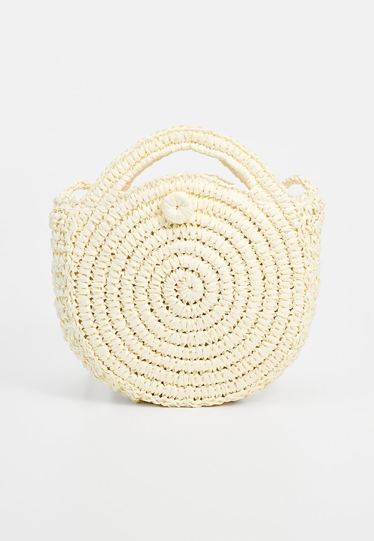 Bolso redondo tejido en beige claro con un patrón en espiral texturizado, que presenta dos asas cortas y un cierre decorativo de botón.
