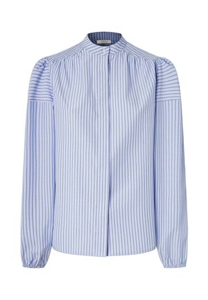 Blouse rayée bleu clair et blanc avec des manches longues, un col haut, une fermeture à boutons et des détails froncés discrets autour des épaules.