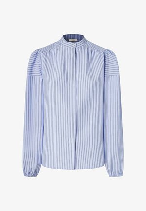 Blusa de rayas azul claro y blanca con mangas largas, cuello alto, cierre de botones y sutiles detalles de fruncido alrededor de los hombros.