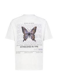 Weißes Baumwoll-T-Shirt mit einem großen lila und orangefarbenen Schmetterlingsmotiv auf dem Rücken, mit Text in Grau und Schwarz. Normale Passform.