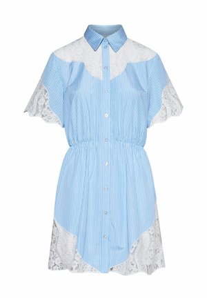 Vestito a maniche corte a righe blu e bianche con bottoni frontali, fascia in vita, colletto appuntito e dettagli in pizzo bianco sulle spalle, maniche e orlo.