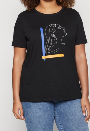 Personne portant un t-shirt noir avec un art abstrait en lignes blanches représentant le profil latéral d'une femme encadré par des coups de pinceau bleus et orange.
