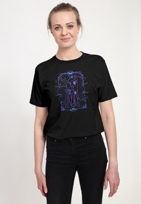Černé tričko s fialovou grafikou koně, obkresleného hvězdami a dekoračním okrajem. Krátké rukávy, klasický střih.