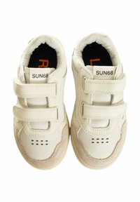 Sneaker bianche con strap in velcro, accenti in suede, dettagli perforati e colli imbottiti; etichettate "SUN68" sulla linguetta interna.