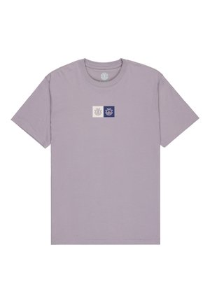 T-shirt à manches courtes lavande en coton, avec deux logos rectangulaires en blanc et marine sur la poitrine. Coupe droite et texture douce.